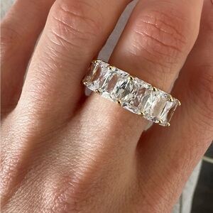 NWT Elegant Drae Gold toned Band Ring